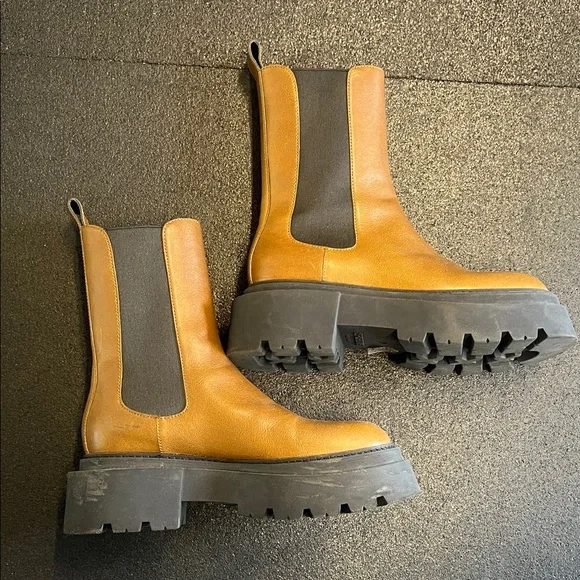 Sportmax Tan Leather Chelsea Lug Boots with Black Elastic - Picture 4 of 10